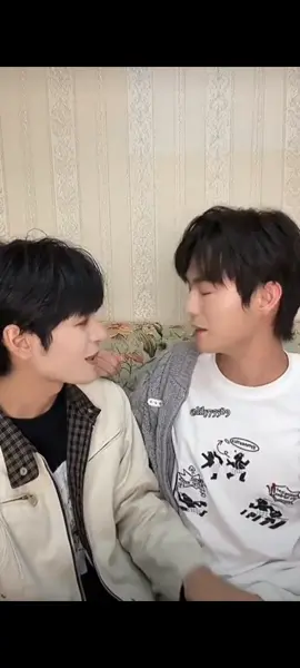 Xuxu finally bring the paint of Shuhe from fan to Jinjin and Jinjin really love it💗 #ZhangZhexu #MiJin #XuJin #ဒီတစ်ပုဒ်တော့fypပေါ်ရောက်ချင်တယ် #viewမတက်ရင်ပြန်ဖျက်မယ်ကွာ 
