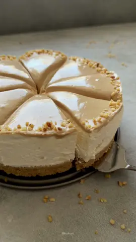 Hazelnut cheesecake (kinder bueno) Ingredients Base: 180g biscuits (1½ cup) 85g melted butter (6 tbsp) Filling 400g cream cheese (1¾ cup) 200ml heavy cream (¾ cup) 100g hazelnut spread (⅓ cup) 80g white chocolate, melted (½ cup) Topping: kinder bueno cream Hazelnut pieces •Crush biscuits and mix with melted butter. Press into a springform pan and chill. Whip cream for 5min add cream cheese and hazelnut cream. Pour over the base and chill for at least 4 hours or better all night! Add bueno cream and let it rest. #cheesecake #cooking #Recipe #dessert #fyp 