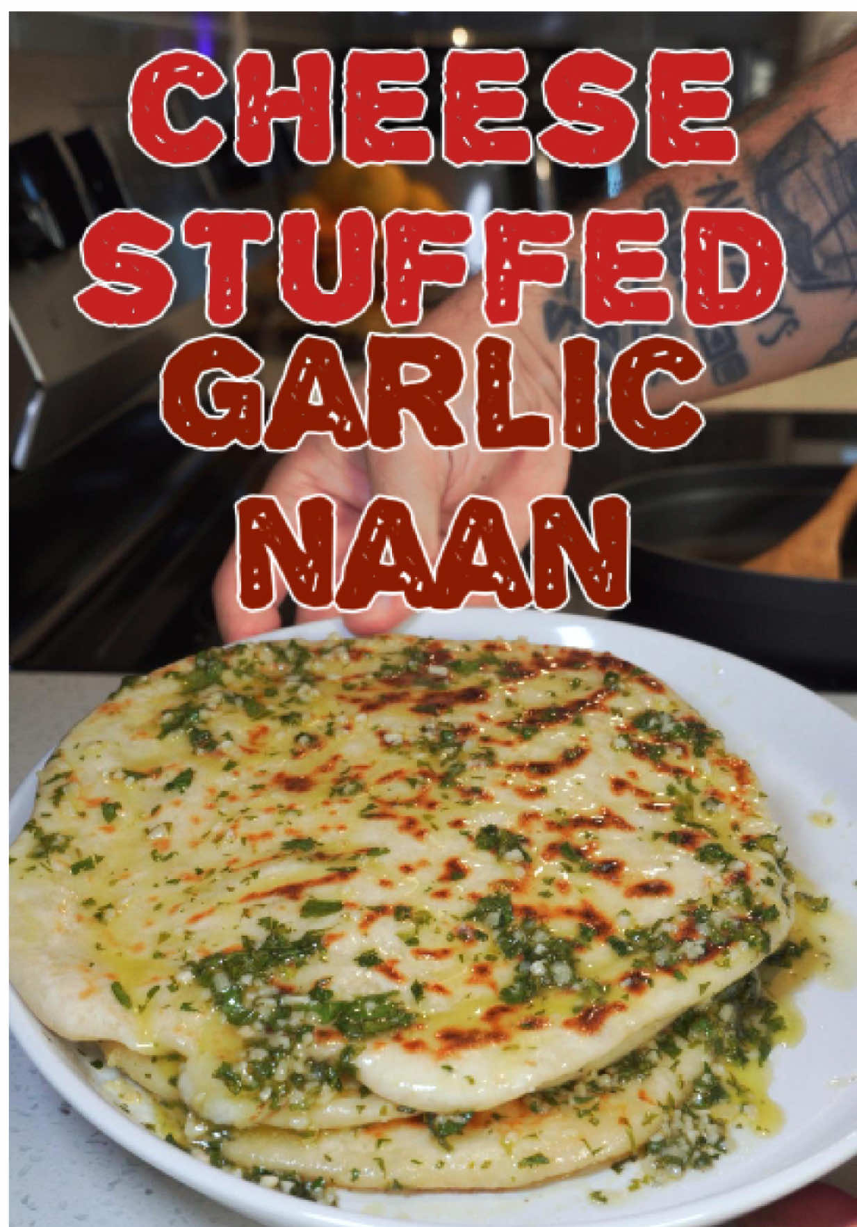 Este cheese stuffed garlic naan es pura felicidad 🧄🧀🔥 Suave, mantequilloso y con queso derretido por dentro… ¡no vas a poder comer solo uno! 😍 🧀 Ingredientes Para la masa (dough): 	•	2 tazas de harina todo uso 	•	½ cda de levadura instantánea 	•	½ cda de azúcar 	•	1 cdta de sal 	•	½ taza de agua 	•	½ taza de yogur griego entero 	•	2 cdas de mantequilla derretida Para el relleno de queso: 	•	1 taza de mozzarella rallada Para la mantequilla de ajo: 	•	1 barra de mantequilla derretida 	•	5 dientes de ajo picados 	•	1 cdta de sal 	•	¼ taza de cilantro picado #naan #foodtiktok #queso #recetasfáciles #Foodie 