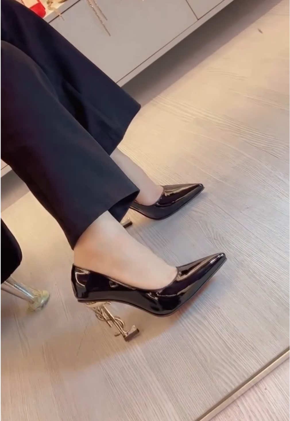 سان لوران متوفر الان 😍 سايزات من 36-40 👠 This item is not for sale, and I am only expressing my item collection. This post is created by myself for entertainment and therefore the purpose of reflecting my own opinion on my owned collection.