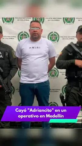 En un golpe significativo a la criminalidad organizada, las autoridades colombianas capturaron a Adrián José Rodríguez Gudiño, conocido como “El Adriancito”, líder de una banda delictiva y uno de los hombres más buscados por el gobierno de Venezuela. El operativo se llevó a cabo en la zona rural de La Ceja, oriente de Antioquia, donde el individuo se encontraba presuntamente oculto. Rodríguez Gudiño es requerido internacionalmente mediante una Circular Roja de la Interpol por una serie de delitos graves, entre los que se cuentan secuestro, homicidio, extorsión y hurto. Según reportes de medios locales, el capturado es señalado como uno de los criminales más peligrosos del estado Zulia, en Venezuela, y figuraba en la lista de los diez fugitivos más buscados de ese país. Su organización, “El Adriancito”, mantendría vínculos con la estructura macro-criminal conocida como “Tren de Aragua”. La captura representa otro duro revés para el “Tren de Aragua” en territorio antioqueño, un grupo delictivo que ha extendido sus operaciones en Colombia, dedicándose a actividades como la explotación laboral, la extorsión, el narcotráfico y el homicidio por encargo. Las autoridades continúan con las investigaciones para determinar la red de apoyo y el alcance de las operaciones de Rodríguez Gudiño en la región. Se espera que en las próximas horas se defina su situación jurídica en Colombia y los trámites correspondientes en el marco de la solicitud de extradición o deportación por parte de Venezuela. Con información de BLU Antioquia. #LIVEIncentiveProgram #JustGoLIVE #PaidPartnership 