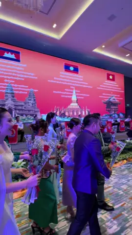 Bình thường là đi tặng hoa, nay được nhận hoa nên BT vui lắm🥰🥰