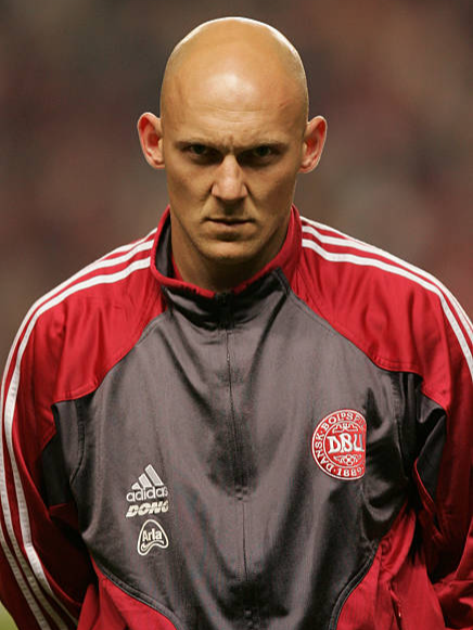 Dia bukan pesepakbola. Dia pria bau bensin di antara parfum mahal. #thomasgravesen #thebalbalans