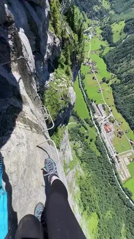 Снято под контролем инструктора и с полной страховкой. Не повторяйте без подготовки.