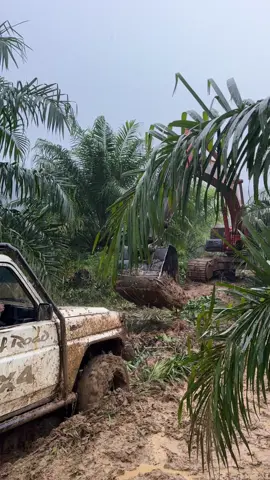 Alaahhh upinnn😂😂🥵#petanisawit #4x4offroad #fyp #mainlumpur #alatberatexcavator 