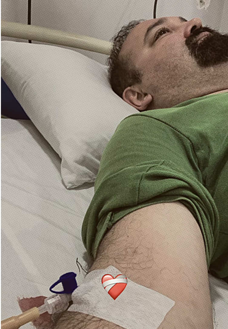 #CapCut  Çok feci grip olmuşum. Covid 19 salgını yine başlamış. Belirtilerim aynı olduğu için doktor hastanenin acil bölümüne serumla yatırdı. Çok şükür ki PCR testim negatif çıktı. Corona değilmişim en azından…