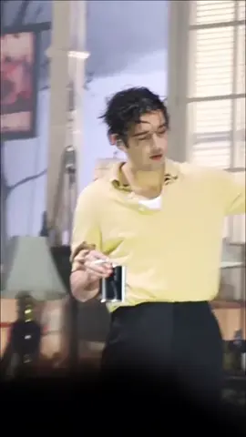 classic matty healy behavior🫣🚬 #mattyhealy #the1975 #the1975live #beingfunnyinaforeignlanguage #the1975concert 