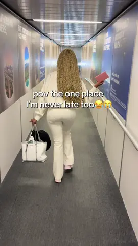 Who can relate?🤭🤣 ig: prettyy.gaall 💕 #traveltiktok #blackgirltravel #airportlife #fypシ #airportoutfit 