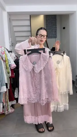 Đồ bộ lụa Latin nhà em mềm mịn, mặc mát. Thiết kế cổ tròn, ren đẹp, giặt máy thoải mái không lo hỏng form!