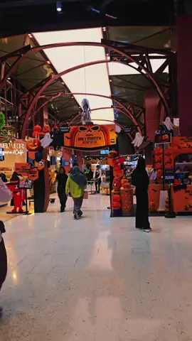 I need to know who is going around saying Dubai is better than Bangkok😂😂😂 Come here and take a look with your own eyes, this city is AMAZING!!! 🙏🏻❤️🌆 Movie night at cinema bed for me! Watching Tron!!!! ✨️🚀🏍 #movienight #centralworld  #cinemabed  #bangkok #bangkokthailand 