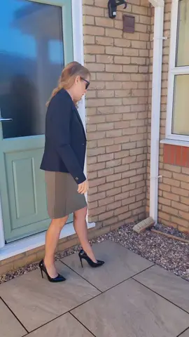 #legs #skirt #maturewoman #redhair #heels 