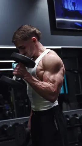 MA SÉANCE BRAS DU MOMENT :  • curl barre EZ • curl haltères marteaux  • curl poulie basse  • extension triceps corde haute • dev prise serrée Smith Machine • extension nuque corde basse Séries : 3  Reps : 8-12  Repos : 60-90s #biceps #triceps #gym #arms 