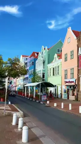 A stroll through the streets of Willemstad by @soyfabimorales🤩#Curacao #FeelItForYourself 🔁@soyfabimorales