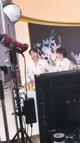 Emang enak sih kalo kerja sambil ditemenin pacar 😚 #jiangli #jiangheng #lipeien #peienwithguerlain #fyp 