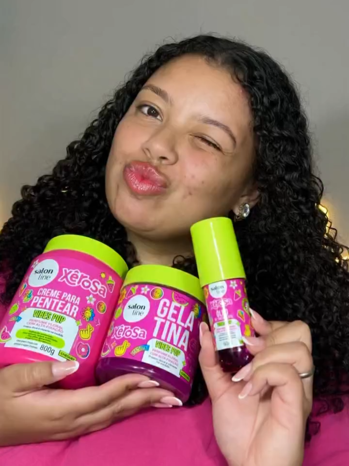 Vibes Pop entrega tanto perfume e brilho acetinado que a @thairodriguesx nem sabe explicar, só sentir! 💖👌 #salonline