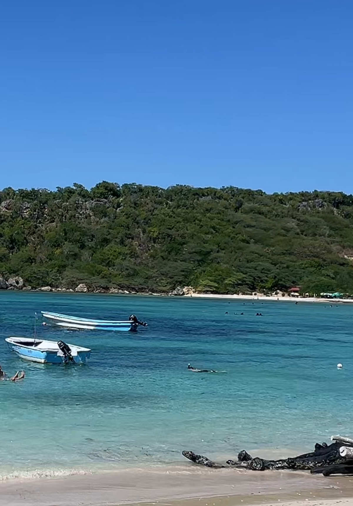 Hay santiiiiiiisimo 🌸🌸🌸🌸🌸🌸 #playaensenada #puntarusia #puntarusia🇩🇴 #vacationmode 