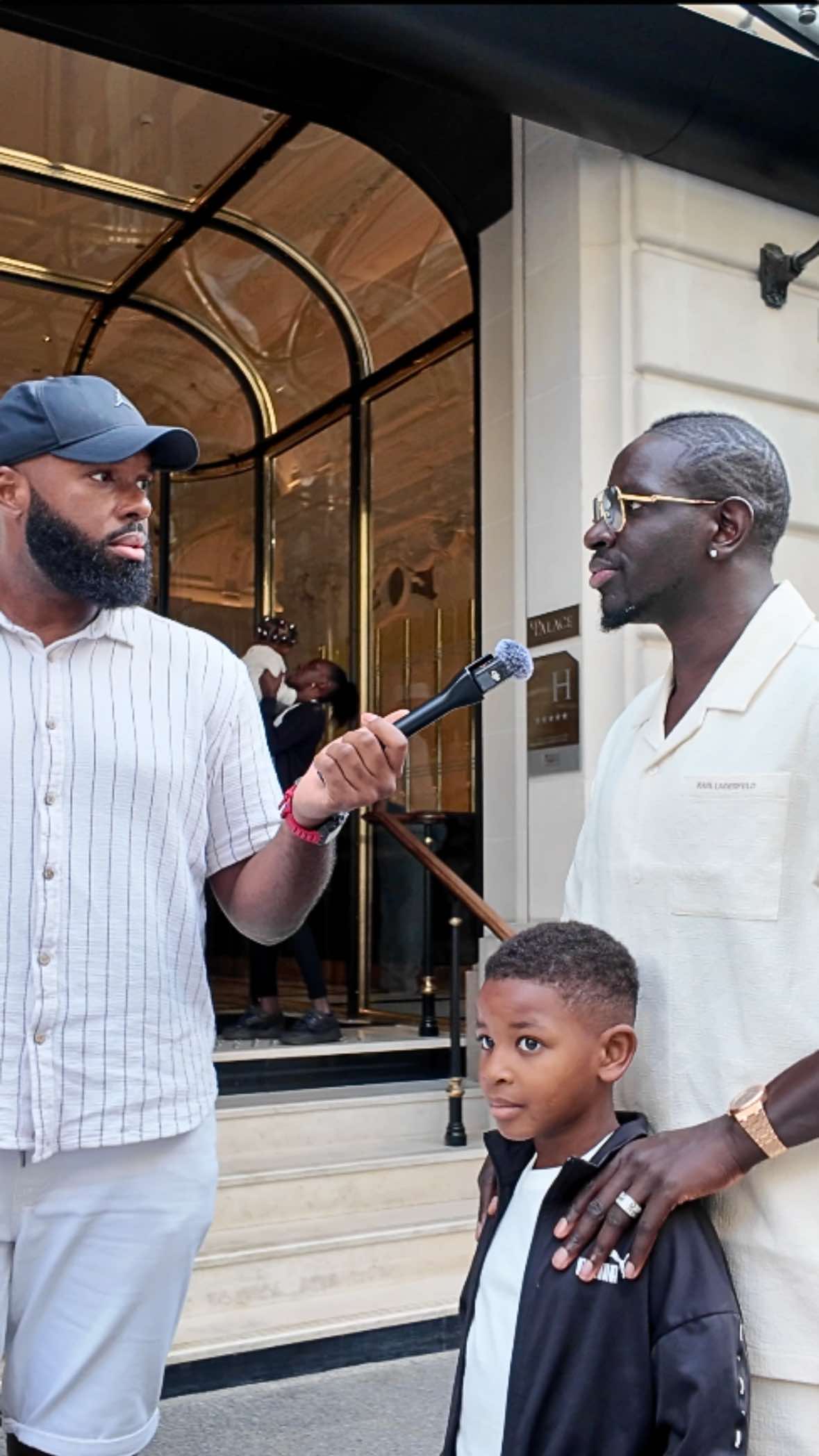 Une première dans l'histoire des micro-trottoir !  Le célèbre sportif international français et entrepreneur Mamadou Sakho @LaSakhoFamily accepte de me raconter son histoire et ses conseils de réussite mais il ne s'arrête pas là ! Car à la fin de cette interview, il m'a proposé quelque chose qui s'est avéré être la plus grosse opportunité de ma vie ! 🍿Rendez-vous ce dimanche 19 octobre à 18h sur la chaîne YouTube 