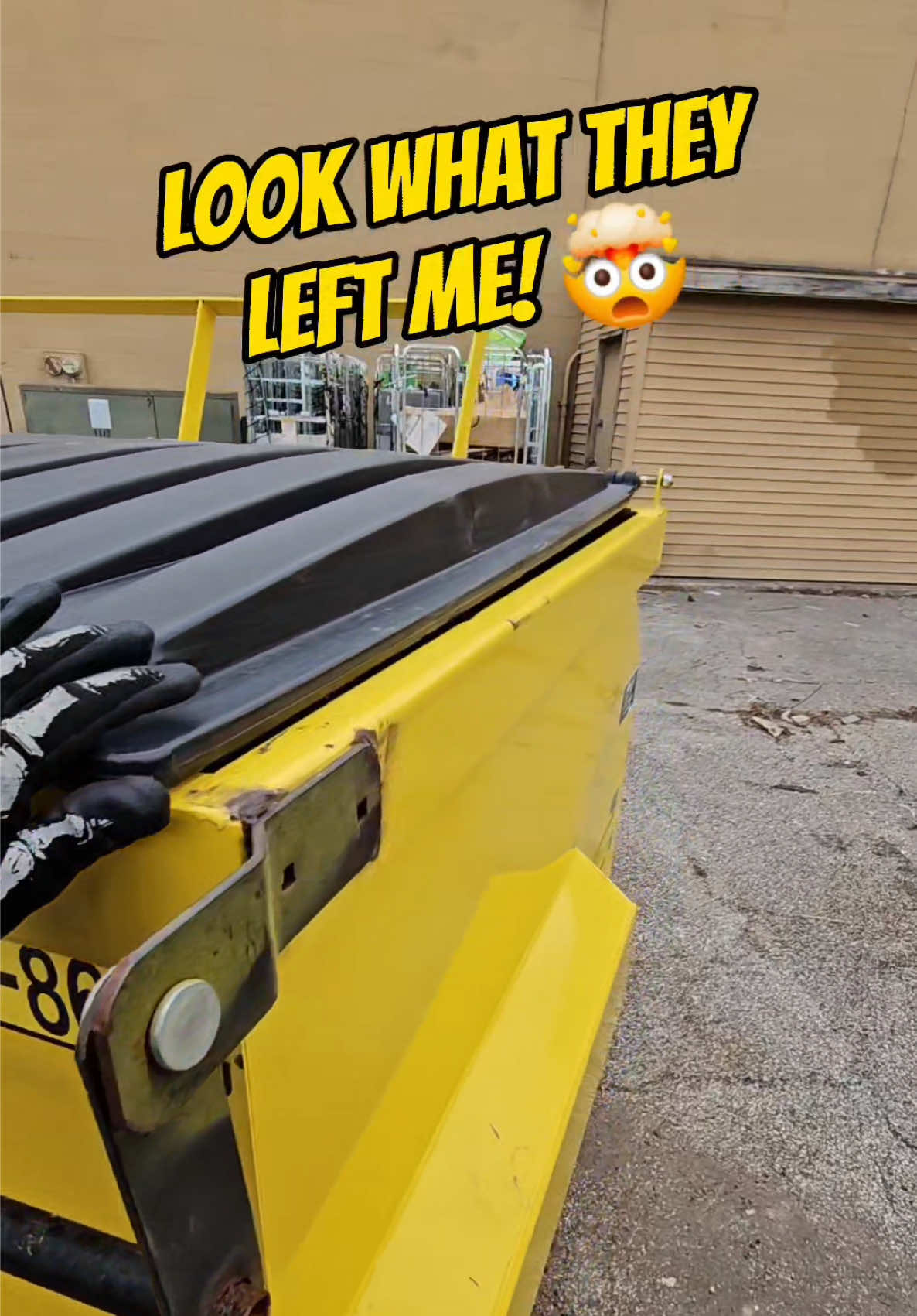 Look what they left me 😲 #dumpsterdiving #free #viral #score #dollargeneral 