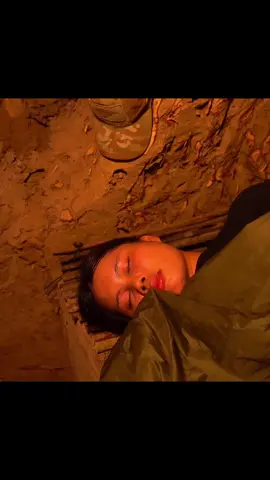 Young Girl Builds a Secret and Warm dugout Shelter under the Hard Ground - Underground cozy Shelter#bushcraft #survival #underground #build #shelter 