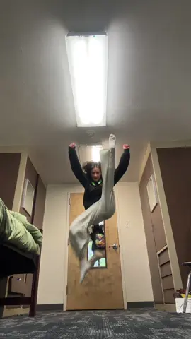this is what i was born to do💁🏽‍♀️ #college #dance #dorm #fyp 