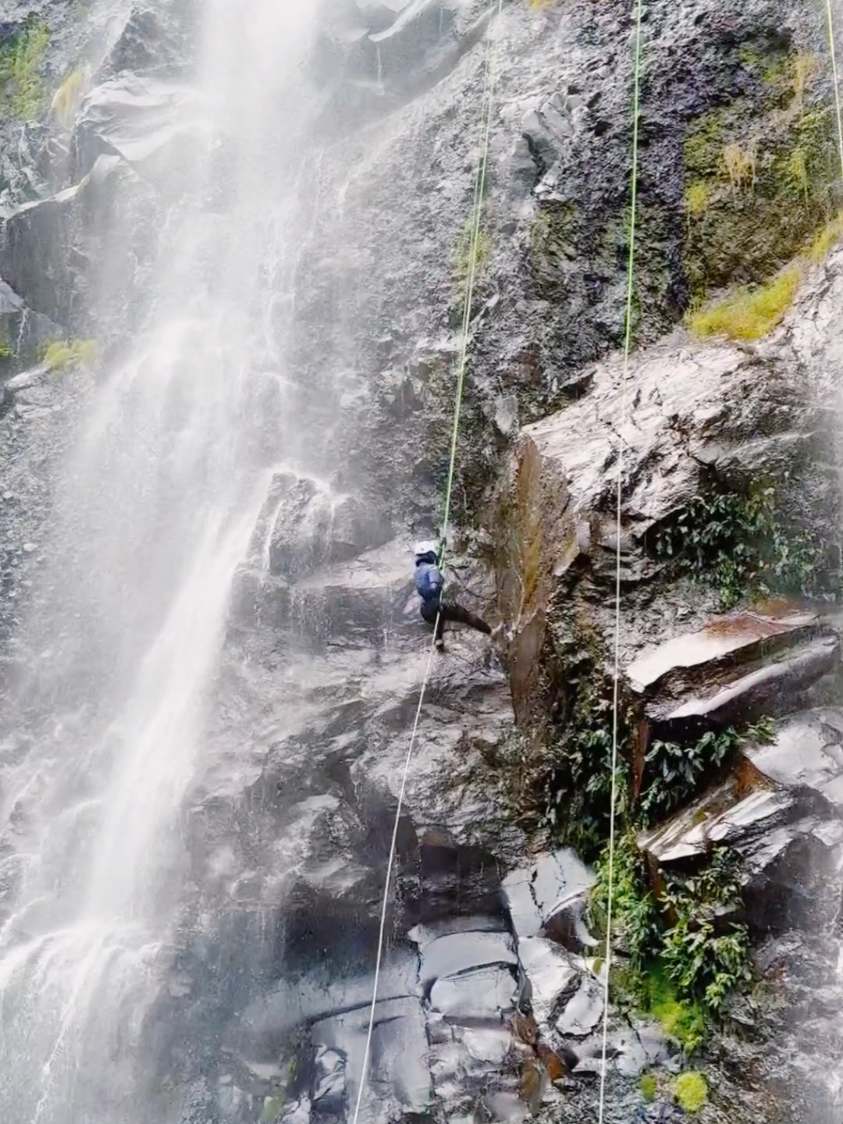 Ketika luka berubah menjadi Kekuatan 🔥 Doc by :  @www.asikaja  @canyoneringreborn  OT by : @canyoneering_cigamea  @crazytrip.id  #curugcigamea #canyoneering #adventure #fyp #selflovejourney 
