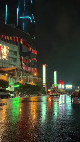 Medan dimalam hari dan hujan ☔️  . #cinematography🎥 #medan #inimedan #cinematic #fypage 