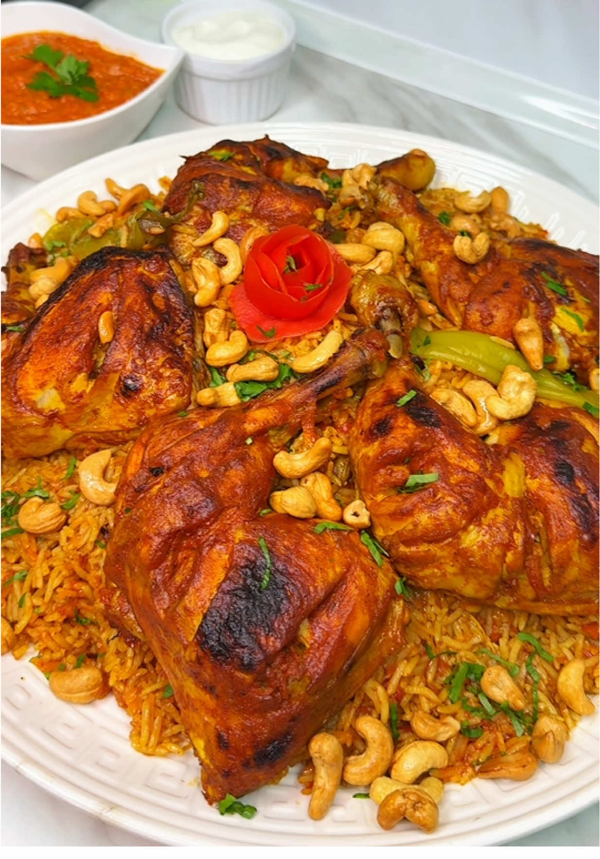 الكبسة على طريقتي ولا أطيب 🍗🍅لازم تجربوها😍 .. مقادير كبسة الدجاج: زيت زيتون 4 م ك + سمنة 1 م ك بصلة كبيرة مفرومة ناعم + ثوم مهروس 2 م ك .. المطيبات: 2 لومي أصفر – 2 عود قرفة – 4 ورق غار – كم حبة هيل وقرنفل .. البهارات: فلفل أحمر حلو 1 م ك – بهار كبسة 2 م ك (فلفل أبيض + هيل + زنجبيل. كل نوع 1 م ص) .. الخضار: 1 فليفلة حمرا مكعبات – جزر مبشور 2 كوب (حسب الرغبة) 3 حبات بندورة مفرومة + 2 فليفلة إضافية للنكهة .. الدجاج والمرق: فخاد دجاج كاملة – 2 مكعب ماجي رب بندورة 2 م ك – 4 أكواب ماء – ملح 1 م ك رز حبة طويلة 4 أكواب (منقوع ومغسول) .. لدهن/تلميع الدجاج: قليل من مرقة الدجاج + رب بندورة 1 م ك + لبن 1 م ك فلفل أسود + عصرة ليمون .. .. #مطبخ_اخلاص #كبسة #fyp #foryou 