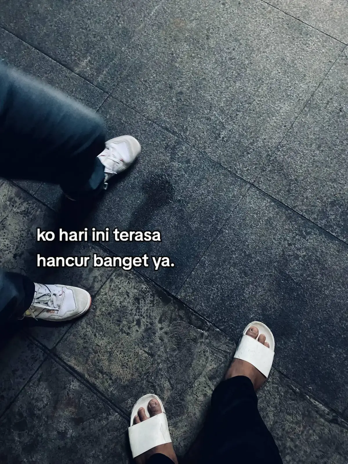 Bahan-bahan: - 2 buah terong iris serong Bahan basah: - 5 sdm tepung terigu larutkan dengan sedikit air dengan kekentalan sedang • Bahan kering: - 10 sdm tepung bumbu bebas merk apa saja - 5 sdm tepung terigu segitiga - Campur rata - Minyak goreng • Caranya: 🔸Iris serong terong 🔸Balurkan ke adonan/ bahan basah 🔸Lalu ke bahan kering sambil sedikit dicubit cubit agar keriting permukannya 🔸goreng dalam minyak panas hingga matang 🔸sajikan selagi hangta dengan sambal sesuai selera