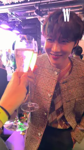 #LoveYourW2025 파티를 즐기는 셀럽들과, 짠!💕🥂 @wkorea