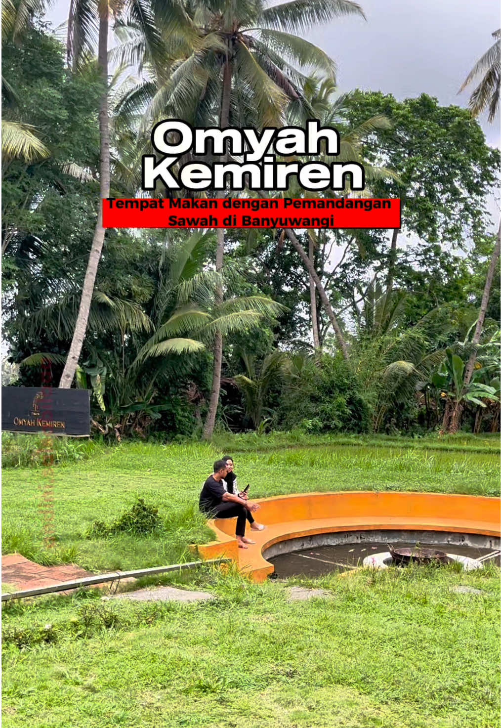 Buat para pecinta kuliner, aku rekomendasiin satu tempat makan yang bisa kalian kunjungi di Banyuwangi. Namanya Omyah Kemiren, tempatnya tuh luas, bersih, menu makanannya juga banyak. Kalian bisa mencoba kuliner Banyuwangi dengan suguhan pemandangan sawah dan suasana sejuk disini. Buat pengunjung luar kota yang butuh tempat nginep strategis, bisa nginep di RedDoorz Syariah Plus Near Airport Banyuwangi. Lokasinya deket banget sama bandara, pilihan kamarnya banyak, bersih, ada tempat rileks dan kolam renangnya. Cara bookingnya tinggal download aplikasi RedDoorz dan masukkan kode booking YUKNGINEP biar dapet diskon tambahan. Jadi jangan lupa, download aplikasi RedDoorz ya, Red Travelers! #redtraveler #redtravelers #reddoorz #reddoorzindonesia @RedDoorz Indonesia 