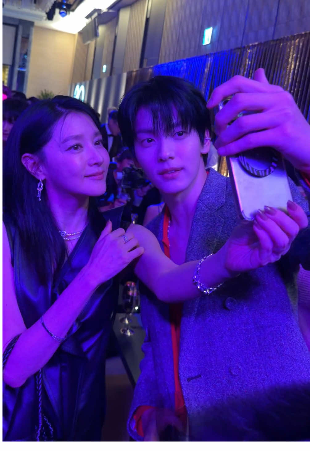 #LoveYourW2025 수줍게 파티를 즐기는 영애씨❤️ @wkorea