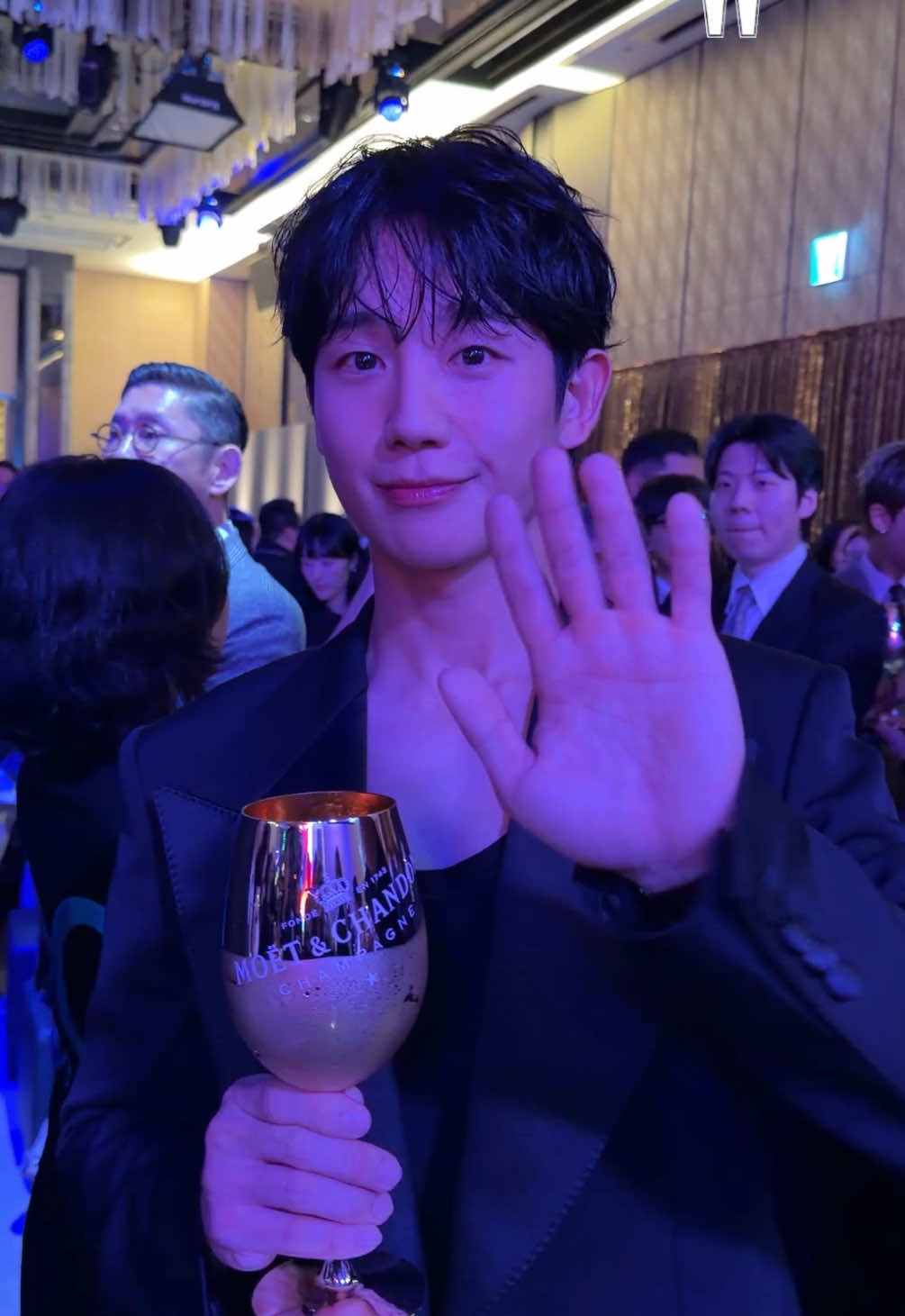 #LoveYourW2025 이곳은 ‘Love Your W’ 2부 파티 현장! 음악과 조명이 어우러진 무대 아래, 파티를 즐기는 셀럽들의 반가운 인사를 지금 바로 만나보세요🔥 @wkorea - #LoverYourW #유방암인식향상캠페인 #더블유 #wkorea