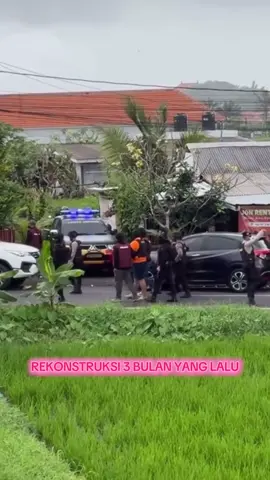 Pada hari Rabu, 15 Oktober 2025, bertempat di Kantor Kejaksaan Negeri Badung, Sutrisno Margi Utomo, S.H., M.H., Kepala Kejaksaan Negeri Badung, didampingi oleh Yusran Ali Baadilla, S.H., M.H., Kepala Seksi Tindak Pidana Umum Kejaksaan Negeri Badung, beserta Jaksa Penuntut Umum Kejaksaan Negeri Badung secara resmi menerima pelimpahan tanggung jawab Tersangka dan barang bukti (Tahap II) dari Penyidik Kepolisian Resor Badung. Perkara ini terkait dengan insiden tragis yang terjadi di Vilia Casa Santisya 1, Jln. Pantai Munggu Seseh, Gang Maja, Br. Sedahan, Desa Munggu, Kecamatan Mengwi, Kabupaten Badung. Ketiga tersangka yang dilimpahkan adalah DARCY FRANCESCO JENSON, MEVLUT COSKUN, dan PAEA-I-MIDDLEMORE TUPOU. Pelimpahan ini mencakup dua berkas perkara terpisah, yang mengindikasikan struktur penyidikan yang cermat untuk memisahkan peran masing-masing terduga pelaku. Ketiga individu tersebut diduga kuat terlibat dalam pembunuhan berencana terhadap korban meninggal dunia, ZIVAN RADMANOVIC, serta percobaan pembunuhan berencana terhadap korban luka-luka, SANAR GHANIM. Peristiwa pidana yang disangkakan ini dilaporkan terjadi pada tanggal 14 Juni 2025 di lokasi vila yang disebutkan. -KEJARI BADUNG SIGAP- #fyp #kejadianbali #jaksaagungbadung #polresbadung 