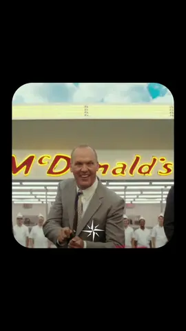 De un pequeño puesto a un imperio global: En 1940, los hermanos McDonald abrieron un restaurante en California con un sistema rápido de comida. En 1954, Ray Kroc descubrió su modelo, compró los derechos y lo transformó en una franquicia mundial. Innovó con el “Speedee Service System” y el icónico logotipo dorado. Hoy, McDonald’s sirve millones cada día en más de 100 países, símbolo del éxito del fast food.
