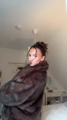 Braun oder grau?🤍🤎 - - - - - - - - - #fürdich #haul #cozy #fy #fauxfur @Stradivarius 