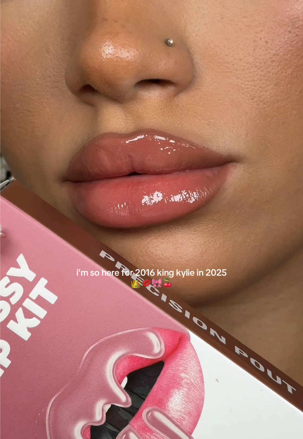 as someone who was a collector of the old kylie jenner lip kits, i’m so here for the 2016 king kylie era making an appearance in 2025 for the upcoming 10 year anniversary of kylie cosmetics 😭🥹 using her new glossy lip kit shade ‘808 kylie’ here 💕 @Kylie Cosmetics @Kylie Jenner  #kyliecosmetics #kyliejenner #kingkylie #liptutorial #lipkit 