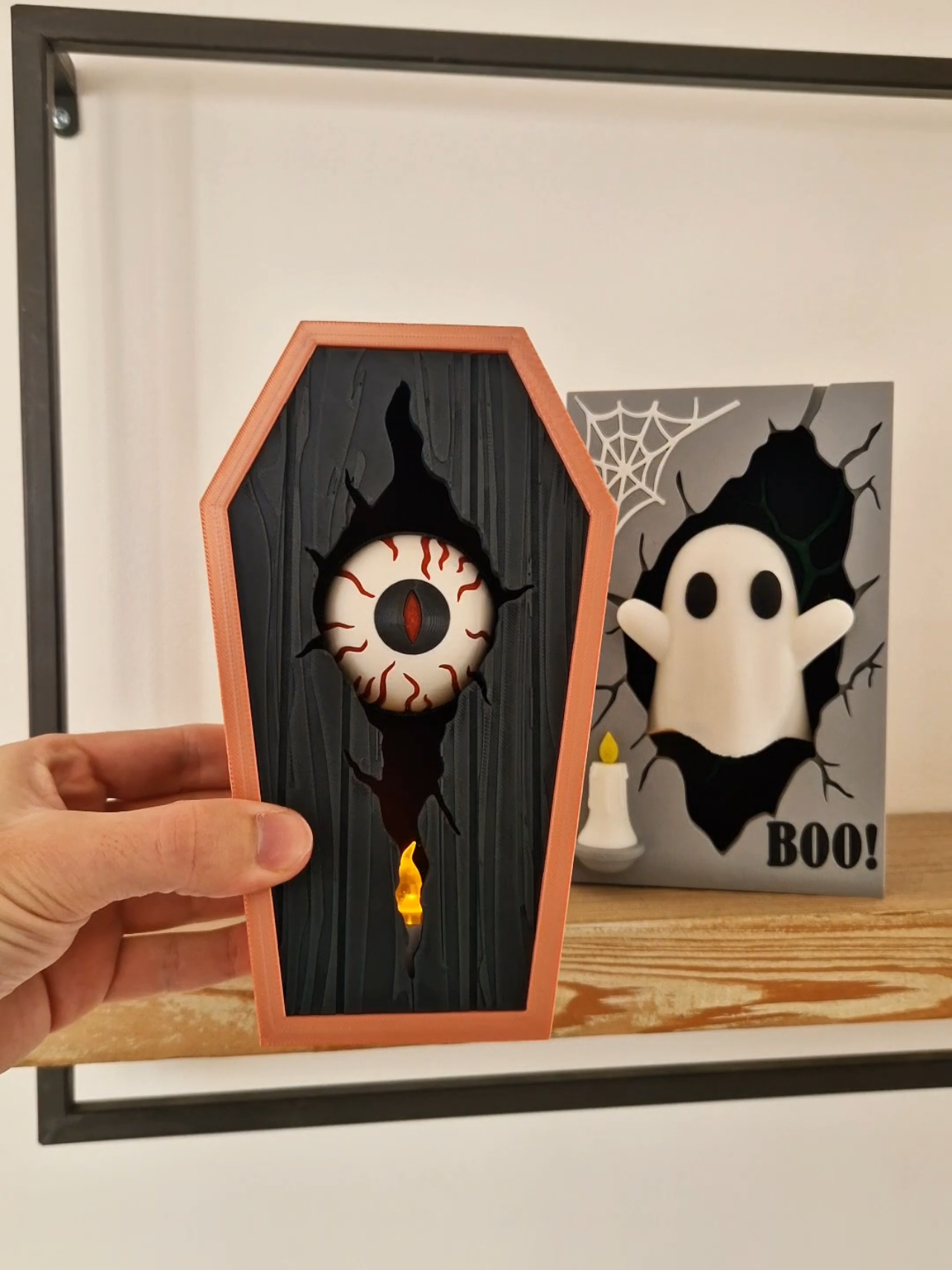⚰️🧱 The Broken Brick – Coffin Edition 👁️🎃 On continue la série Broken Brick spéciale Halloween… Mais cette fois, la brique prend littéralement la forme d’un cercueil ! 💀 Un design unique avec un œil malicieux logé à l’intérieur, prêt à t’observer pendant que tu imprimes 👁️👀 Une création originale à la croisée entre décoration geek et concept Halloween revisité, pensée pour être à la fois fun et un peu mystérieuse. Comme toujours, le modèle est imprimable en multiparties, sans besoin de multi-couleur, et parfait pour compléter la collection des briques hantées ! 💬 Alors, que pensez-vous de cette Coffin Edition ? Vous validez l’idée de continuer la série Halloween ? 👻🎃 📂 Fichier dispo gratuitement et en exclu sur @makerworld 🛠️ Imprimée sur la X1C de @bambulab_official 🎨 Filaments : @sunlu_official (PLA Silk Copper, Black et White + Red Transparent 🔥) ⚠️ Attention… l’œil du cercueil vous observe. 👁️ #BrokenBrick #Halloween3D #CoffinBrick #3DPrinting #Impression3D 
