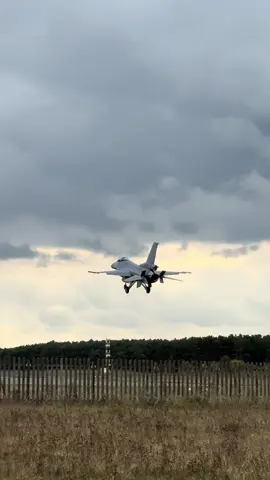 15.10.25 landing F-16 Block70 Slovak Air Force 🇸🇰🫡 🎥 slovak_f16_falcon on my Instagram  #f16 #f16fightingfalcon #aviation #fyp #foryou 