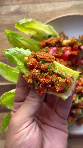 🥗 سلطة البرغل التركية - Turkish Burgul Salad 🥗 ‏ المكونات: برغل ناعم: كوب ماء ساخن: كوب معجون طماطم: ملعقتين كبار أو أكثر معجون فلفل أحمر: ٣–٤ ملاعق كبيرة أو أكثر زيت زيتون: ٣–٤ ملاعق كبيرة أو أكثر عصير ليمون: ملعقة كبيرة أو أكثر دبس رمان: ٣ ملاعق كبيرة أو أكثر بصل أخضر: ٦ حبات بقدونس: شدة او ربطة نعناع طازج: ربع كوب  طماطم كرزية: كوب خيار: حبة  ملح وفلفل أسود: حسب الرغبة خس للتقديم Ingredients:  Fine bulgur: 1 cup Hot water: 1 cup Tomato paste: 2 tbsp or more  Red pepper paste: 3-4tbsp or more Olive oil: 3–4 tbsp Lemon juice: tbsp or more Pomegranate molasses: 3 tbsp or more Green Onion: 6 pcs  Parsley: 1 small bunch Fresh mint: 1/4 cup  Cherry Tomato: 1 cup Cucumber: 1 piece  Salt & black pepper: to taste Lettuce leaves for serving للمزيد من الوصفات تابعوني على صفحتي  @thekuwaitichef  @thekuwaitichef   #اكلات_سهله  #طبخات_لذيذه #وصفات_لذيذة #وصفات_سريعة 
