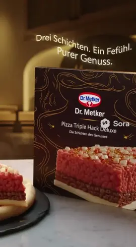 Drei Schichten. Ein Gefühl. Purer Genuss. Von Dr. Metker – Meister des Mett seit 1889. Ganz unten: zartes, frisches Mett. Darüber: herzhaftes, saftiges Hack. Und oben – feinstes Tatar, veredelt mit Zwiebeln. Die neue Pizza Triple Hack Deluxe – nicht einfach ein Gericht, sondern ein Denkmal aus Fleischkultur. 🥩✨ #SoSchmecktZuhause #DrMetker #mett 