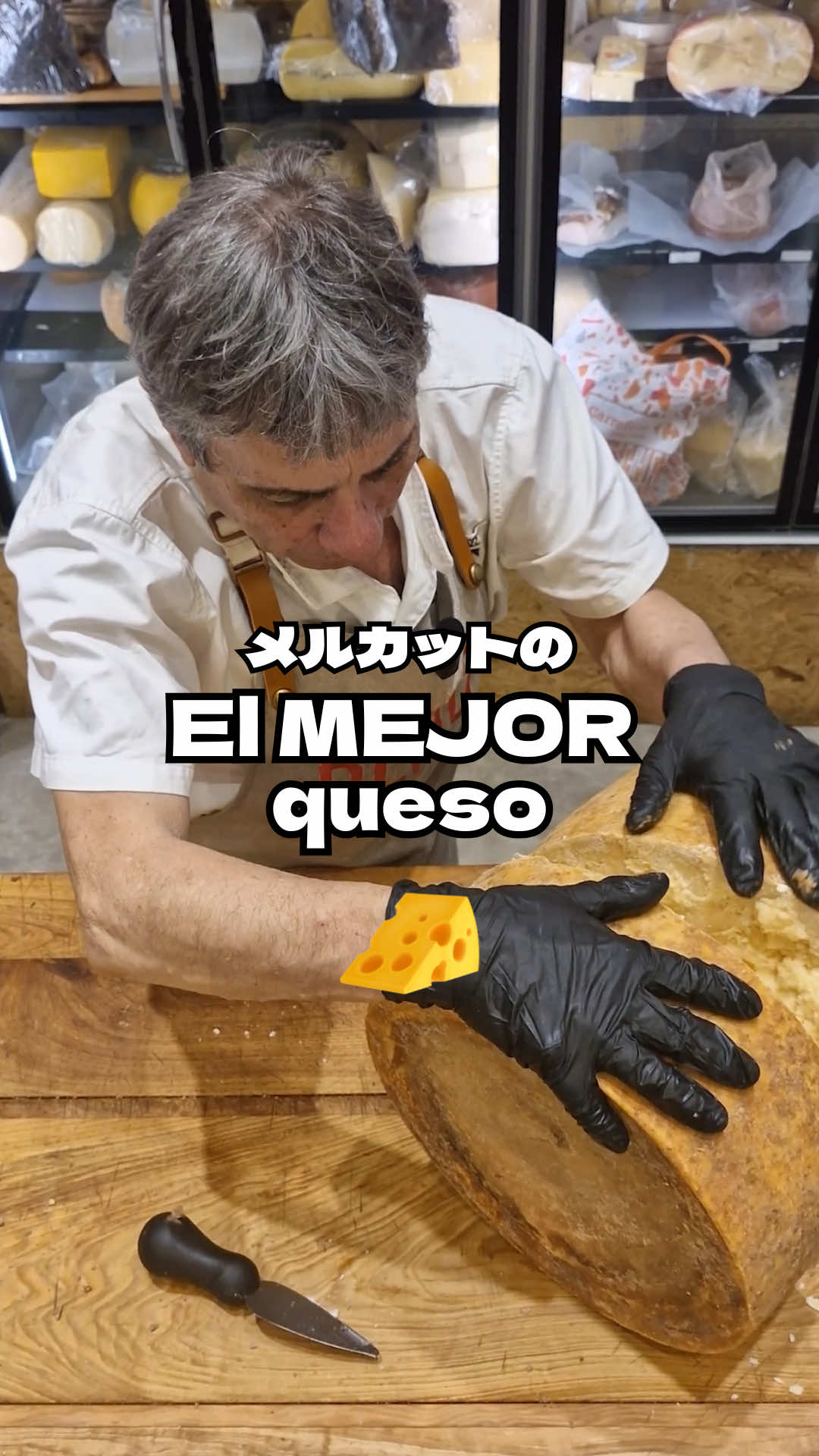 Sí, es cheddar de verdad 🧀  No el de la hamburguesa ni el que viene en fetas, sino el original: un queso inglés madurado por meses, con textura firme y ese color natural que se obtiene del achiote 🌾  En REMO lo se abre como se hace desde hace siglos: a mano, con paciencia y con respeto por el queso. Y el resultado habla solo.  📍REMO, en el Mercat — Thames 747