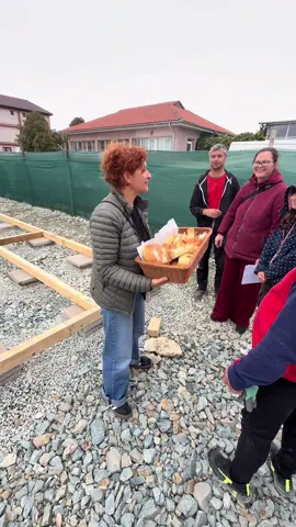 🎄 Maicăăă, azi a venit verișoara mea de la Hello Bakery pe șantierul de la REVENEALAND cu bunătăți de n-a văzut Parisul! 🥐💥 O să vă întâlniți cu ea și din 29 noiembrie, cu ajutorul lui Dumnezeu, când deschidem oficial porțile! 🙏✨ Lazu, str. Gheorghe Barițiu 2 ❤️ #daticureveneala 