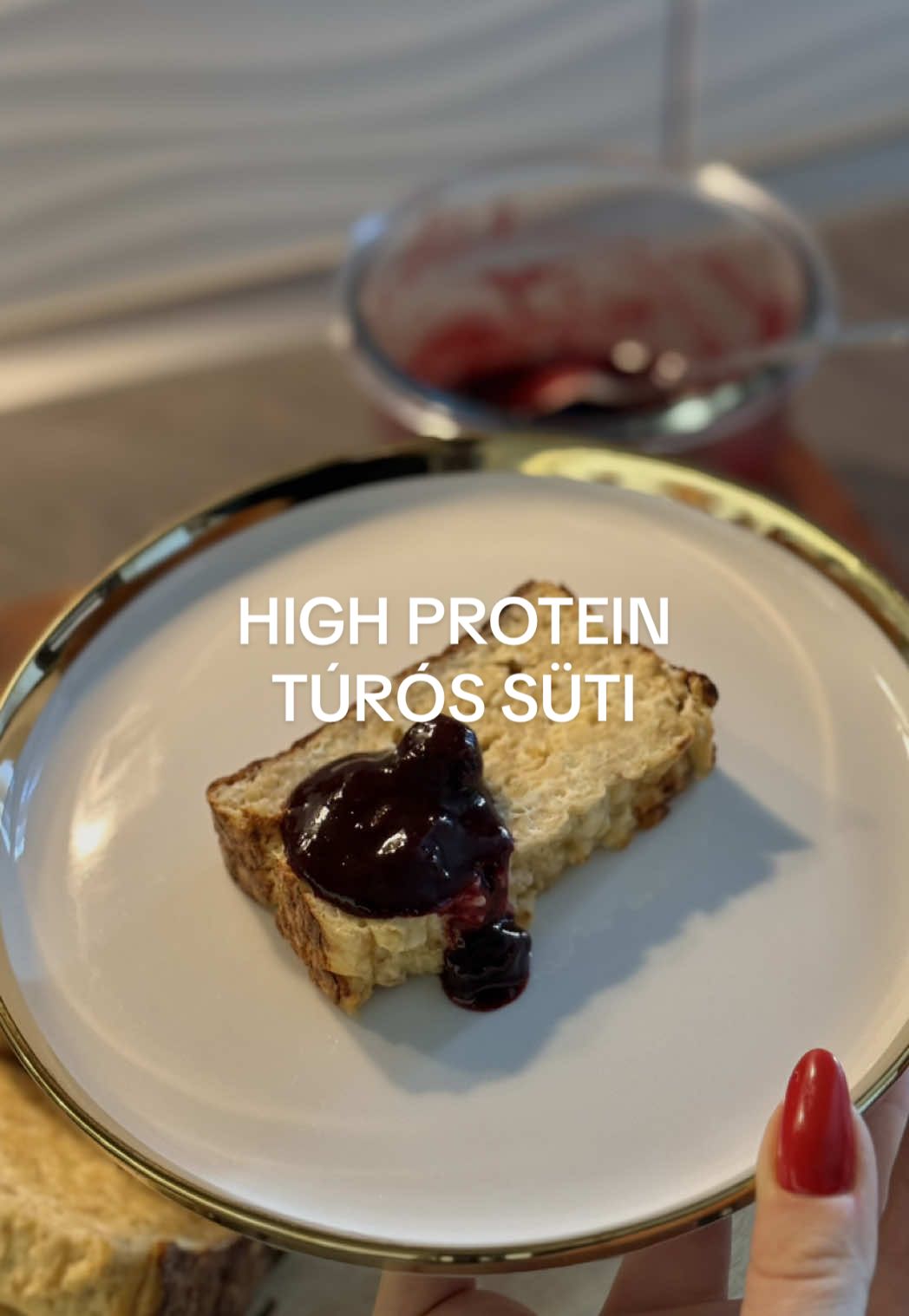 MAGAS FEHÉRJETARTALMÚ TÚRÓS-ZABOS SÜTI🤍💪🏼 Hozzávalók (kb. 8 szelet): - 2 doboz Pilos 0% Quark (Lidl-ben lehet kapni) - 3 db tojás - 120g zabpehely - ízlés szerint édesítő - ízlés szerint citromlé FONTOS: a videóban nem említettem, de a banánkenyér formát előtte kókuszolajjal kenjétek ki vékonyan :)