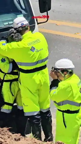 15/10/2025 - 12h10 - Uma tragédia no Contorno Norte abalou todos que estavam presentes. Um menino de 6 anos perdeu a vida em uma colisão traseira. O pai do menino saiu ileso fisicamente do acidente, mas precisou de atendimento psicológico no local. #acidente #Curitiba #noticias 