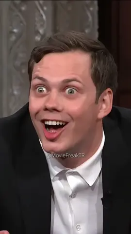 Bill Skarsgård’ın Ürkütücü Gülüşü! 🤡 #billskarsgård #it #palyaço #clown #pennywise  Ünlü korku filmi It ilk olarak 1990 yılında ortaya çıkmıştı. 🎥 Başrolde Pennywise adlı palyaçonun oynadığı bu 2 bölümlük dizi, daha sonra 2017 yılında başrolünde Bill Skarsgård olacak şekilde tekrar çekildi. Ama Bill bu karaktere kendinden bir dokunuş katmıştı: Pennywise gülüşü! 😬 Bu gülüşün hikâyesi ise aslında komik. Bill, bu gülüşü kendisi gibi oyuncu olan, Vikings dizisiyle de tanıdığımız abisi Gustaf Skarsgård’dan öğrenmiş. 🧔 Küçüklüğünden beri bu hareketi yapabilen Skarsgård, It filminin seçmelerine giderken aklında tek bir şey varmış: bu surat ifadesini bir karaktere taşıma fikri! 😏 Seçmelerde bu surat ifadesi çok beğenilen Bill, It filmi için seçilmiş ve ortaya bu karakterin ikonik gülüşü çıkmış. 🎉 Siz Bill’in bu gülüşünü nasıl buldunuz? 🤔 It filmini izlediniz mi? En sevdiğiniz Bill Skarsgård filmi hangisi? 🎬 Yorumlara yazın! 👇