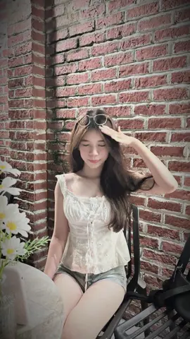 Lại là Quỳnh Anh – cô gái khiến ai đi cùng cũng thấy vui vẻ và nhẹ nhõm. Ngồi trong góc nhỏ, cười khẽ thôi mà không khí như bừng sáng. Có lẽ chính sự tự tin, dịu dàng và năng lượng tích cực ấy khiến em ấy luôn nổi bật, dù ở bất kỳ đâu👀😱#vnua #hvn #xh 