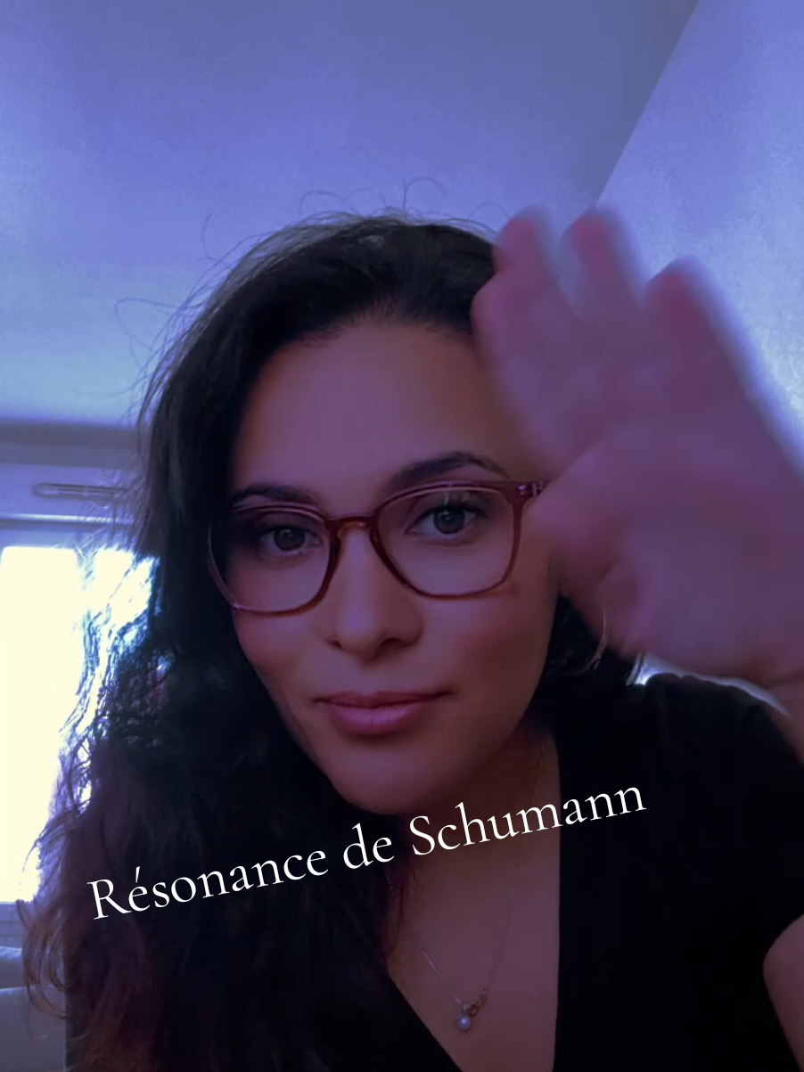 Et si la Terre avait un battement de cœur ? On l’appelle la résonance de Schumann. Une vibration naturelle, née des éclairs qui frappent la planète, rebondissant entre la Terre et le ciel... Sa fréquence ? Environ 7,83 hertz. Ce qui est fascinant, c’est que notre cerveau, en état de calme profond, vibre lui aussi autour de 8 hertz. Comme si la Terre et l’humain respiraient au même rythme. Quand la fréquence s’élève, certains ressentent de la fatigue, de l’agitation, ou des troubles du sommeil. Et quand on se reconnecte à la nature... tout redevient stable. 🌍 Respire. Marche pieds nus. Reviens à ton rythme. À celui de la Terre.  #schumannresonance #vibration #terre #énergie #spiritualité 