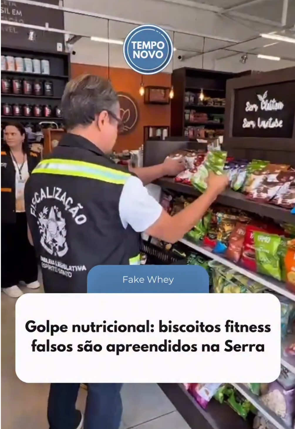 @wheyviv Uma operação resultou na apreensão de cerca de 3 mil biscoitos fitness falsificados em estabelecimentos da Serra e de outros municípios da Grande Vitória.  A ação faz parte da Operação Fake Whey, deflagrada para combater fraudes em produtos alimentícios voltados ao público que busca suplementação proteica. Segundo as investigações, a marca WheyViv, fabricada no Rio de Janeiro e vendida por cerca de R$ 13, informava nos rótulos uma quantidade de proteína muito superior à real.  Testes laboratoriais confirmaram que os biscoitos continham metade da proteína declarada, configurando fraude dentro da própria linha de produção. Os produtos eram comercializados em lojas de suplementos e academias, o que levou muitos consumidores a acreditarem estar adquirindo alimentos de alto valor nutricional para o treino, quando, na verdade, estavam sendo enganados. #wheyviv 