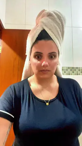 Mudança nunca é simples. E quando o foco é cuidar do corpo, então… tudo parece ainda mais desafiador. Mas chega um momento em que o corpo pede socorro, e a alma também. Não é sobre estética, é sobre amor. O amor próprio, amor à vida, amor ao recomeço. Depois do acidente, meu corpo passou por tantas transformações quanto o meu coração. Ganhei quase 15 quilos, mas junto deles vieram também a ansiedade, o medo, a retenção, o estresse… E tudo isso era o reflexo de algo maior: o processo de me reconstruir. Hoje, cada vídeo que eu gravo não é sobre aparecer, é sobre inspirar e me lembrar todos os dias do compromisso mais importante da minha vida: o compromisso comigo mesma. Porque cuidar de mim é a forma mais bonita de agradecer por ter sobrevivido. E seguir em frente é o meu jeito de dizer: eu ainda acredito nos recomeços. 🌷