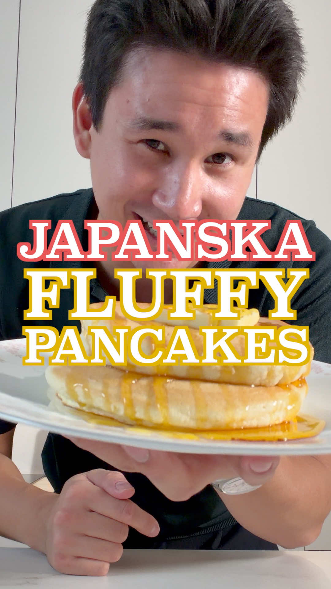 Japanska fluffy pancakes 🇯🇵☁️🥞spara receptet!  Okej hörrödu! Nu ska jag vara helt ärlig mot dig. Dessa små pannkakor må se enkla ut men är uppriktigt sagt supersvåra att få till. Trots receptet. Men fasen vilken god och skön munkänsla det är när man äter dem, det känns nästan som att äta små söta moln när man lägger de fluffiga härliga pannkakorna i munnen. Verkligen en riktig upplevelse! När man gör japanska fluffy pannkakor är det lätt att de blir platta om man vispar äggvitan för lite eller vänder ner den för hårt. För hög värme kan också göra att de bränns utan att hinna resa sig. Håll låg temperatur, vispa till styva toppar och stek långsamt med lock – så får du den där perfekta fluffen! Japanska Fluffy pancakes  1-2 stor portion ( ca 2 st stora pannkakor, eller 4 små) Pannkakor 2 äggulor 4 msk mjölk 2 msk rapsolja  3 msk mjöl  3 äggvitor 3 msk strösocker  Till servering Servera med ljussirap, florsocker smör eller bär och sylt Gör såhär: Vispa äggula, mjölk och olja fluffigt i en bunke. Ha i mjölet och vispa i någon minut tills smeten blir klisteraktig. Tillsätt eventuellt mer mjölk om smeten är svår att vispa. Eller mer mjöl om den är för rinnig. Vispa äggvitorna till en maräng i en glas eller metallbunke. Börja på låg hastighet med elvispen och tillsätt sedan hälften av sockret efter cirka 1 minut. Vispa i ytterligare 1 minut och tillsätt resterande socker. Fortsätt vispa till en glänsande och fast maräng. Vispa i en fjärdedel av marängen i äggsmeten, och vispa sedan försiktigt ner en fjärdedel till. Vänd ner en fjärdedel med slickepott och vänd slutligen in resten av marängen.  Sätt en nonstick-panna på låg värme på en skala 0-9 sätt den på 4an, olja in pannan med rapsolja och torka ur den lite lätt med papper. Skopa i pannkakorna i stekpannan, försök att få dom så höga som möjligt. (Tips: Gå i med några droppar, typ 1/2 tsk vatten för att påskynda processen) Lägg på ett lock och stek i cirka 7-8 minuter. Vänd sedan pannkakorna, lägg på locket och stek i ytterligare 3 minuter. Servera direkt med valfri topping.  #pannkakor #fluffypancakes #japanskapannkakor  